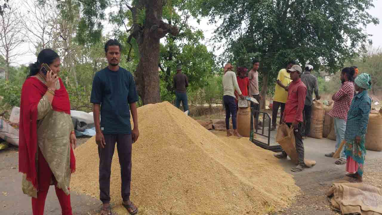 MRO Rajinikumari | ధాన్యం బస్తాలను వెంటనే రైస్‌మిల్‌లకు తరలించాలి : తహసీల్దార్‌ రజినీకుమారి