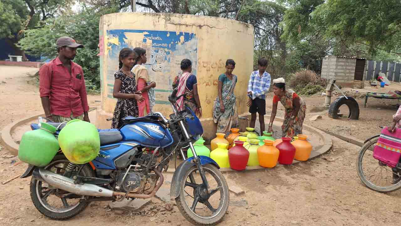 పల్లెల్లో కన్నీటి కష్టాలు