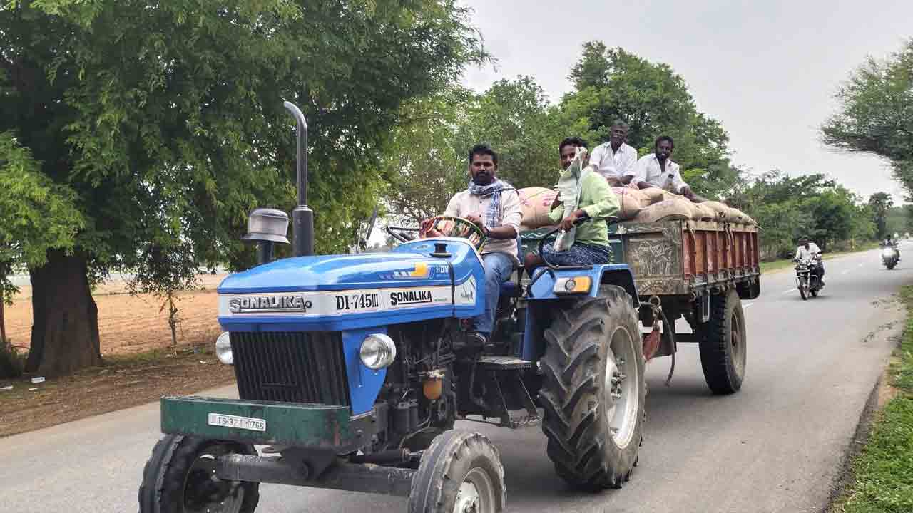 ధాన్యంతో కలెక్టరేట్‌కు..