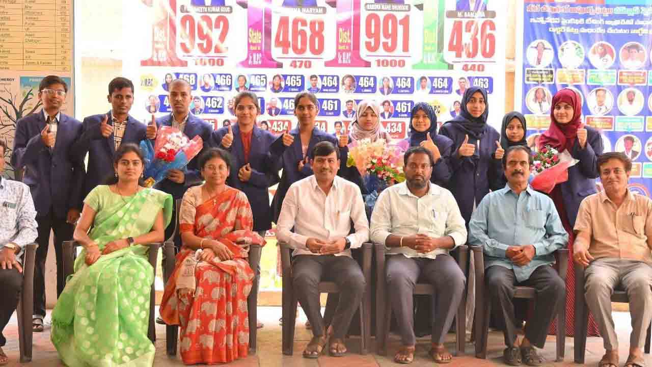 రాష్ట్రస్థాయి ర్యాంకులతో వాగ్దేవి జయకేతనం