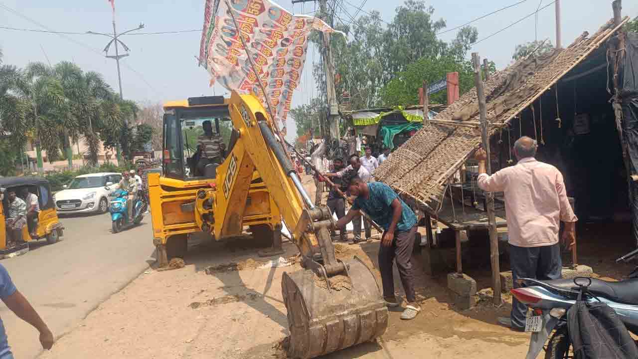 రోడ్డున పడిన చిరువ్యాపారులు