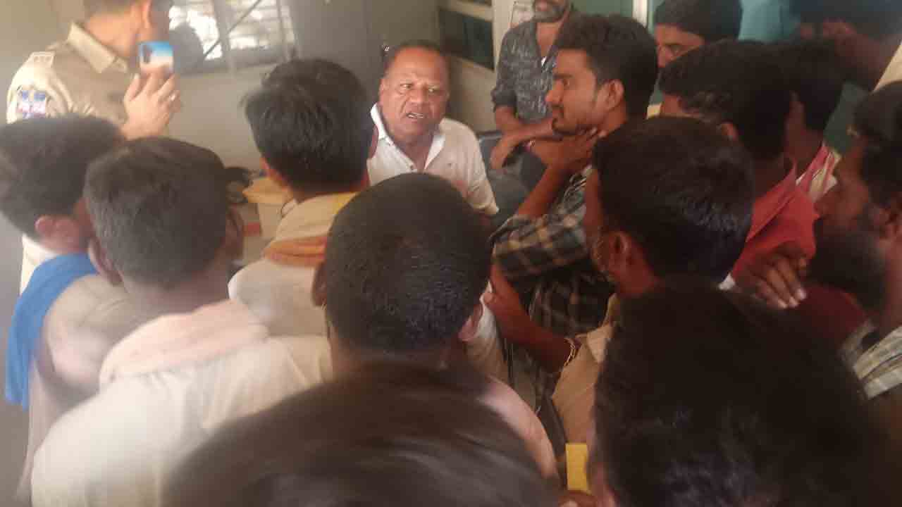 లారీల కాంట్రాక్టర్‌పై రైతుల దాడి