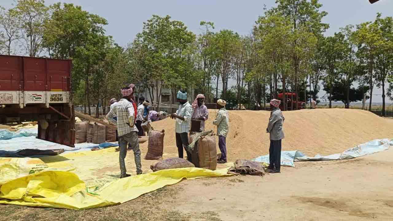 కల్లాల్లోనే దాన్యం కళ్లల్లో దైన్యం