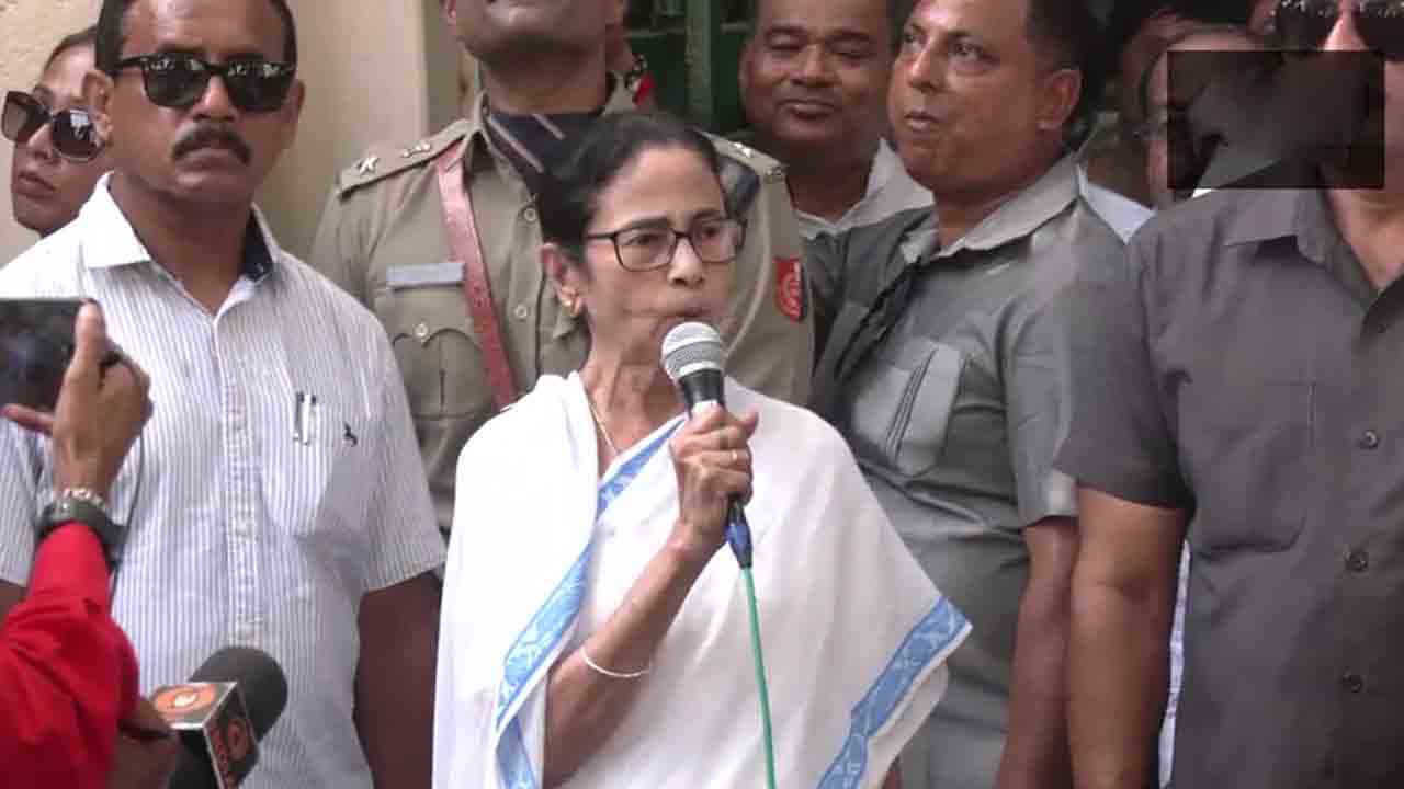 Mamata Banerjee | మా వాళ్లపై దాడులెందుకు.. మీలా మేం చేయడం లేదుగా : మమతా బెనర్జి