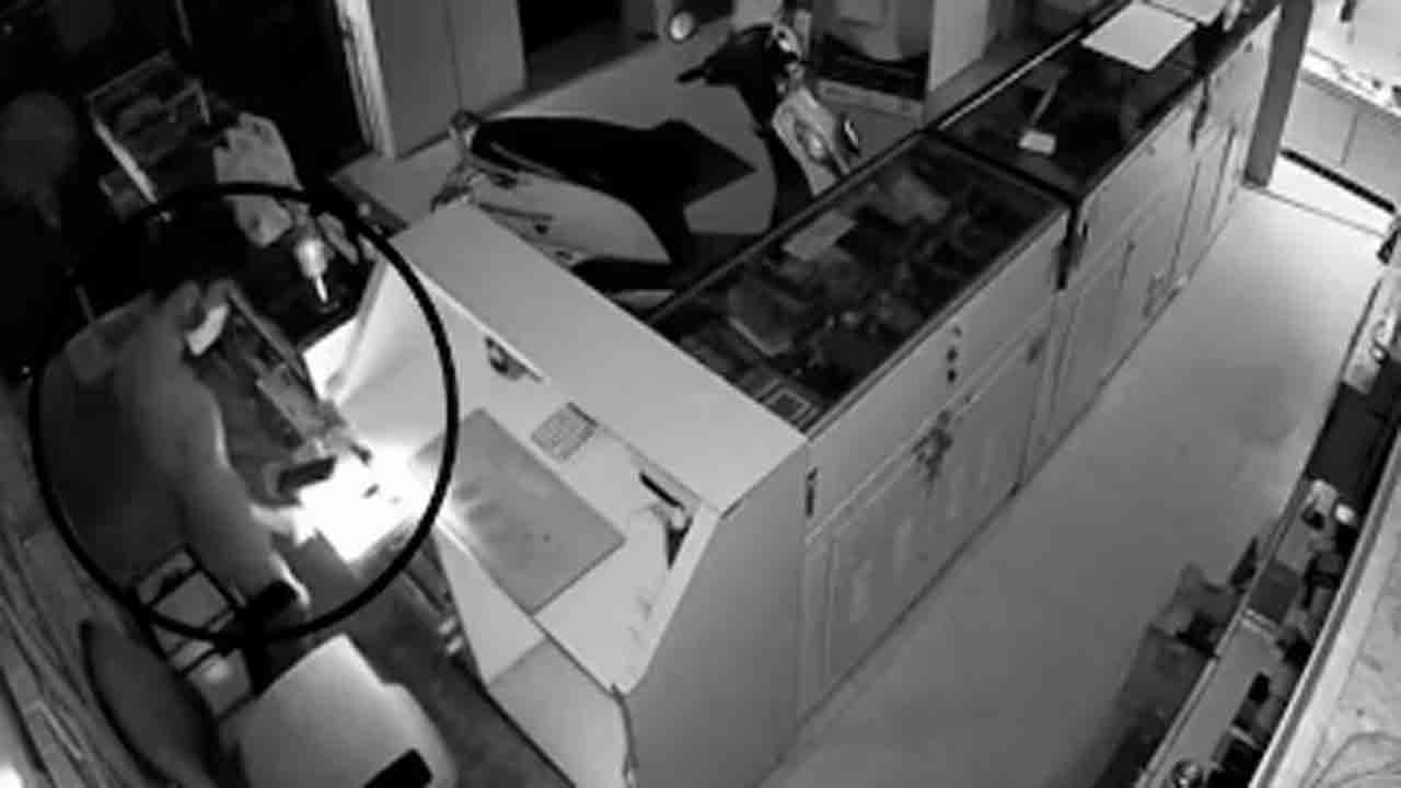 Man Breaks Into Mobile Shop | నగ్నంగా షాపులోకి చొరబడి.. రూ.25 లక్షల విలువైన మొబైల్‌ ఫోన్లు చోరీ