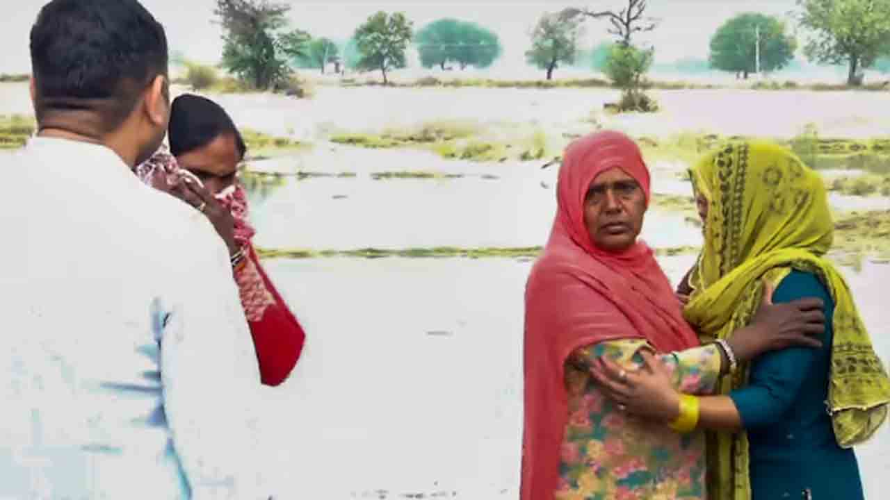 Man Loses Entire Family In Rains | అకాల వర్షాలకు.. కుటుంబంలోని అందరిని కోల్పోయిన   పేద కూలీ