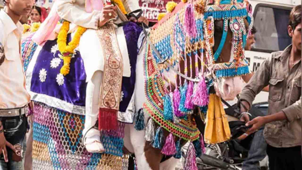 Man Shot Dead in Marriage Procession | పెళ్లి ఊరేగింపులో పాల్గొన్న వ్యక్తి.. మహిళతో   సంబంధం నేపథ్యంలో కాల్చివేత