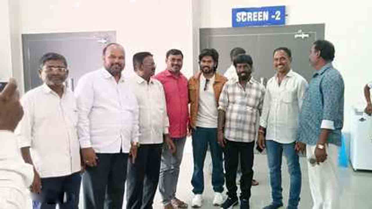 Mana family movie | మన కుటుంబం సినిమాను ఆదరించాలి : సినీ నిర్మాత కలకొండ నరసింహులు, హీరో రవివర్మ