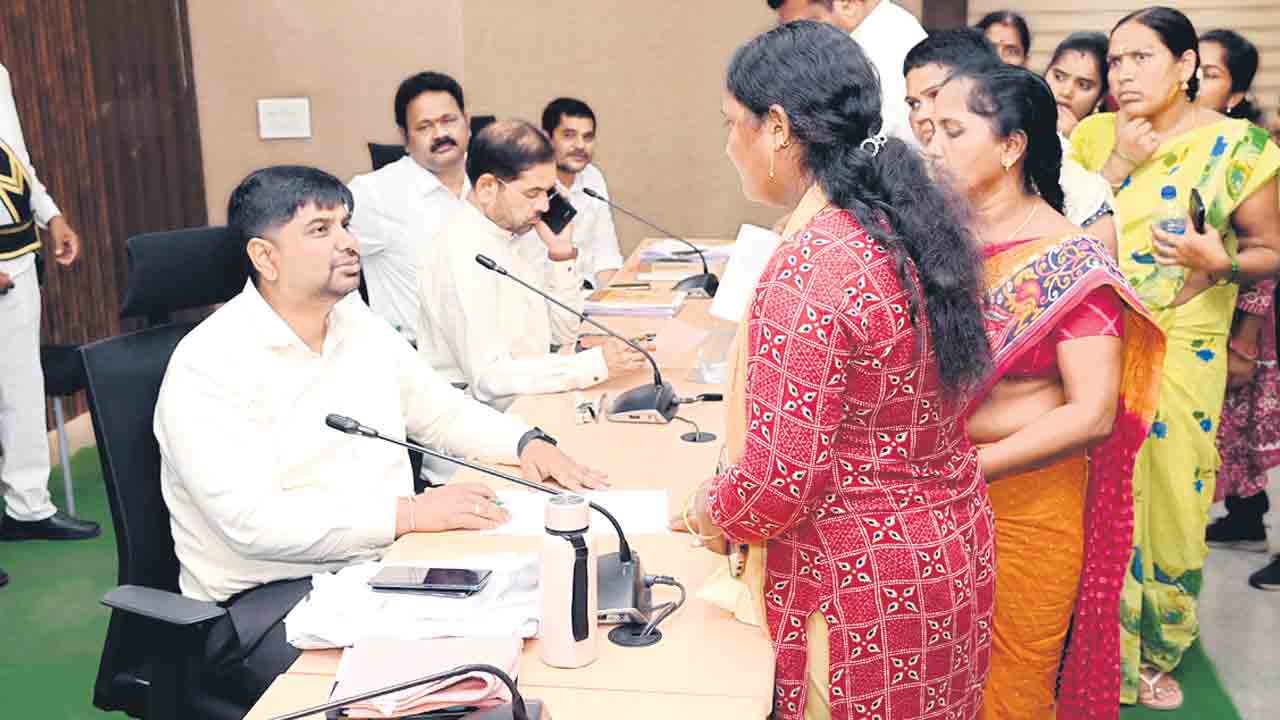 సమస్యలు పరిష్కరించండి సారూ..