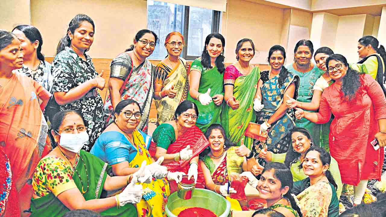 అపార్ట్‌మెంటూ.. ఆవకాయ పండుగ