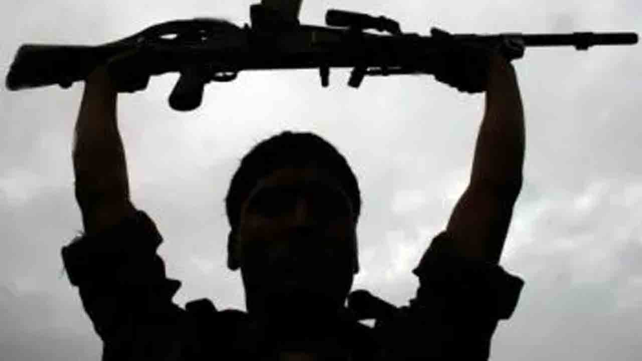 Maoists surrender | పోలీసుల ఎదుట లొంగిపోయిన 18 మంది మావోయిస్టులు