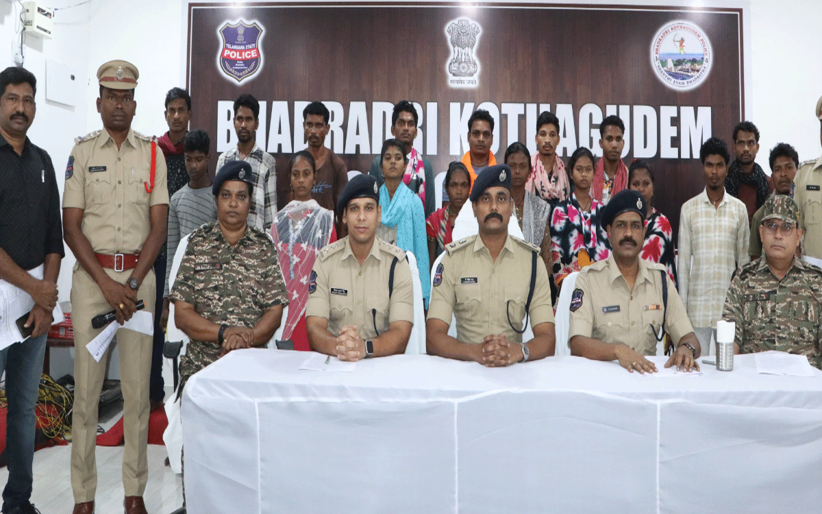 Kothagudem Pragathi Maidan : కొత్త‌గూడెం పోలీసుల ఎదుట 17 మంది మావోయిస్టులు లొంగుబాటు