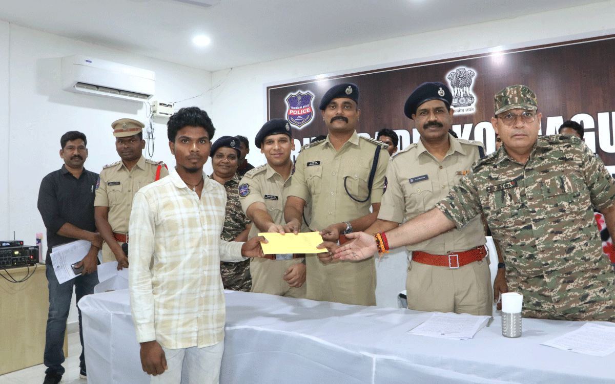 Kothagudem Pragathi Maidan : కొత్త‌గూడెం పోలీసుల ఎదుట 17 మంది మావోయిస్టులు లొంగుబాటు