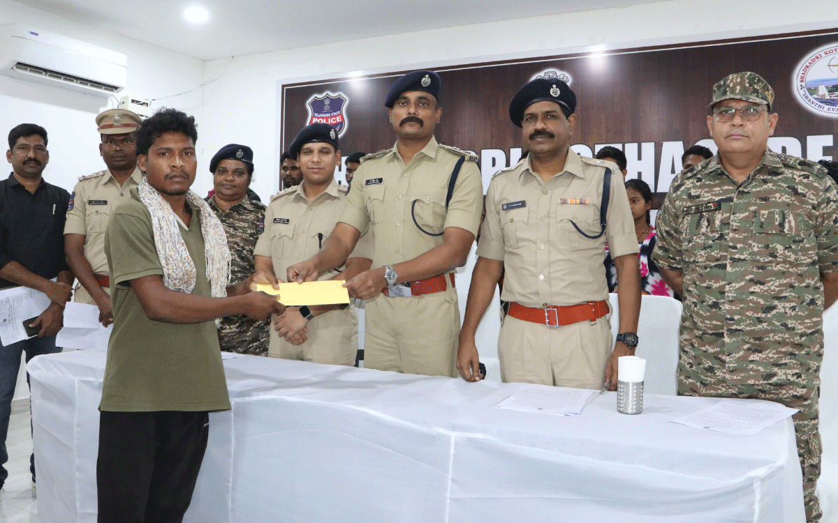 Kothagudem Pragathi Maidan : కొత్త‌గూడెం పోలీసుల ఎదుట 17 మంది మావోయిస్టులు లొంగుబాటు