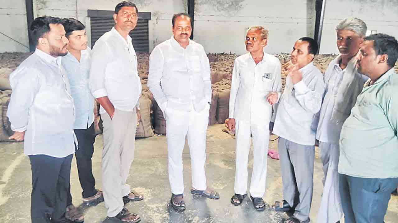 జొన్నల కొనుగోళ్లలో అక్రమాలు