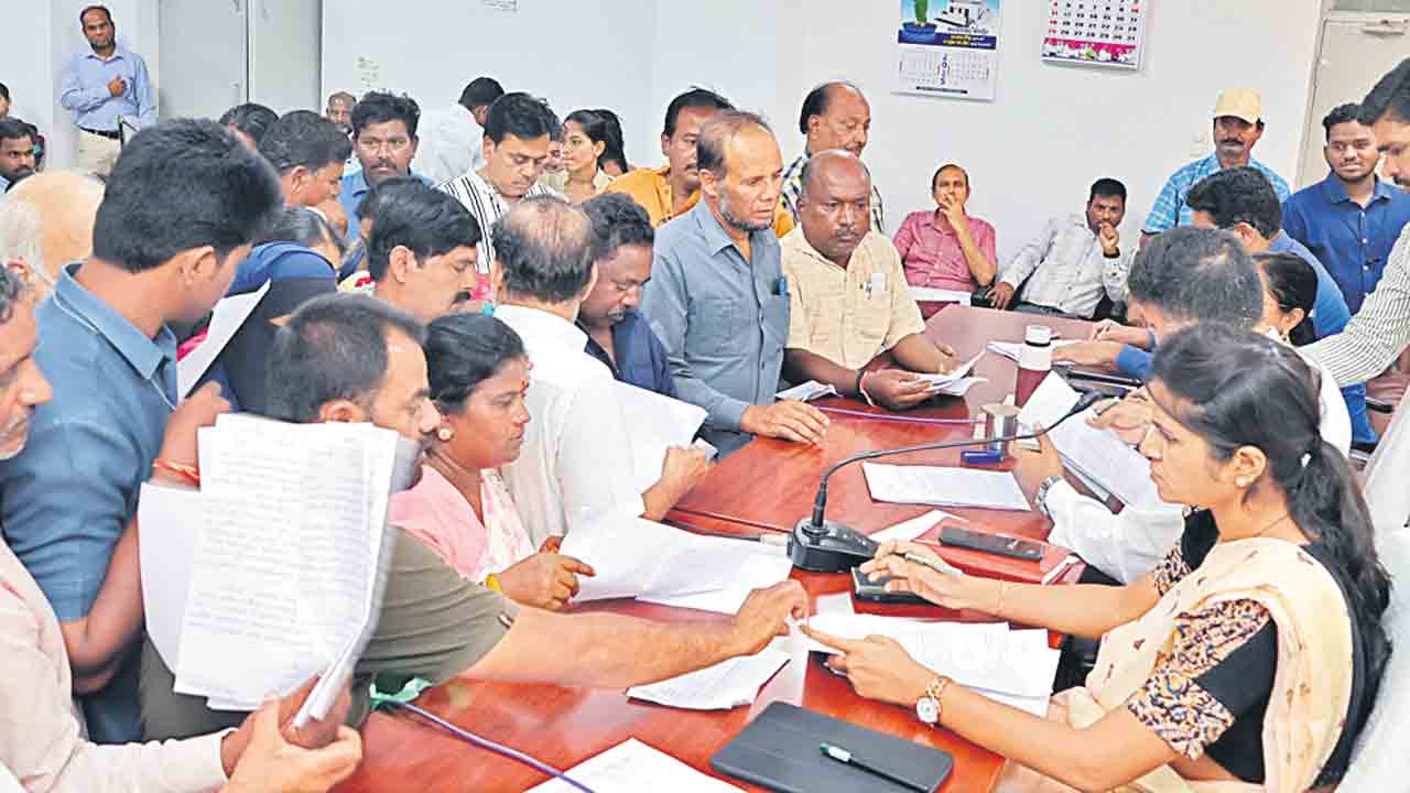 ప్రభుత్వ భూమిని కాపాడండి