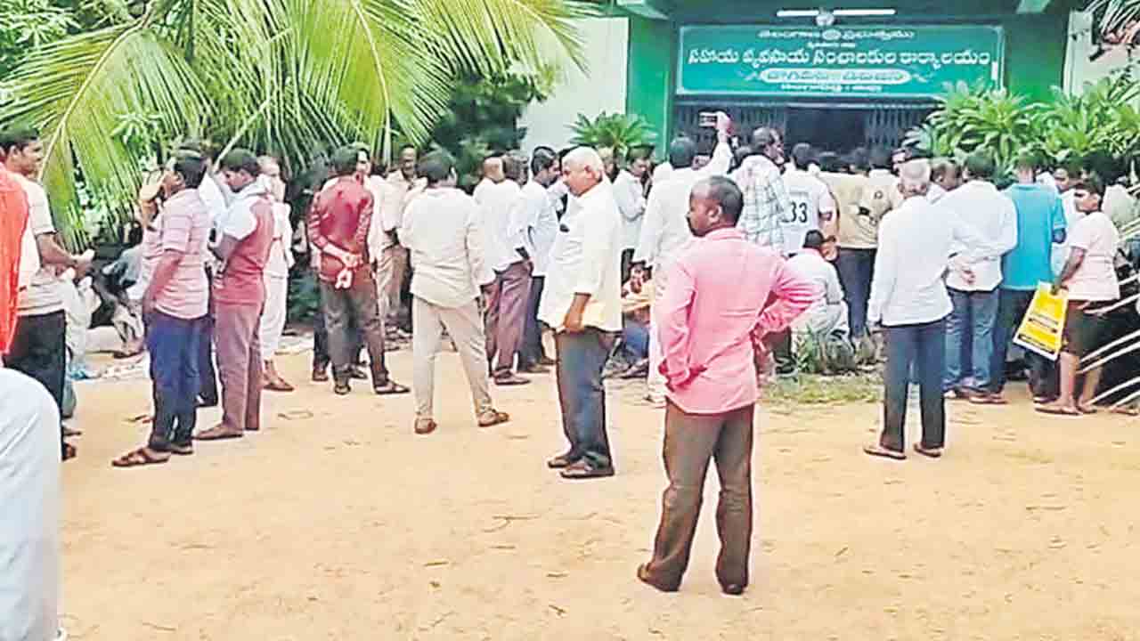 ఎరువులు,విత్తనాల జాడేది?