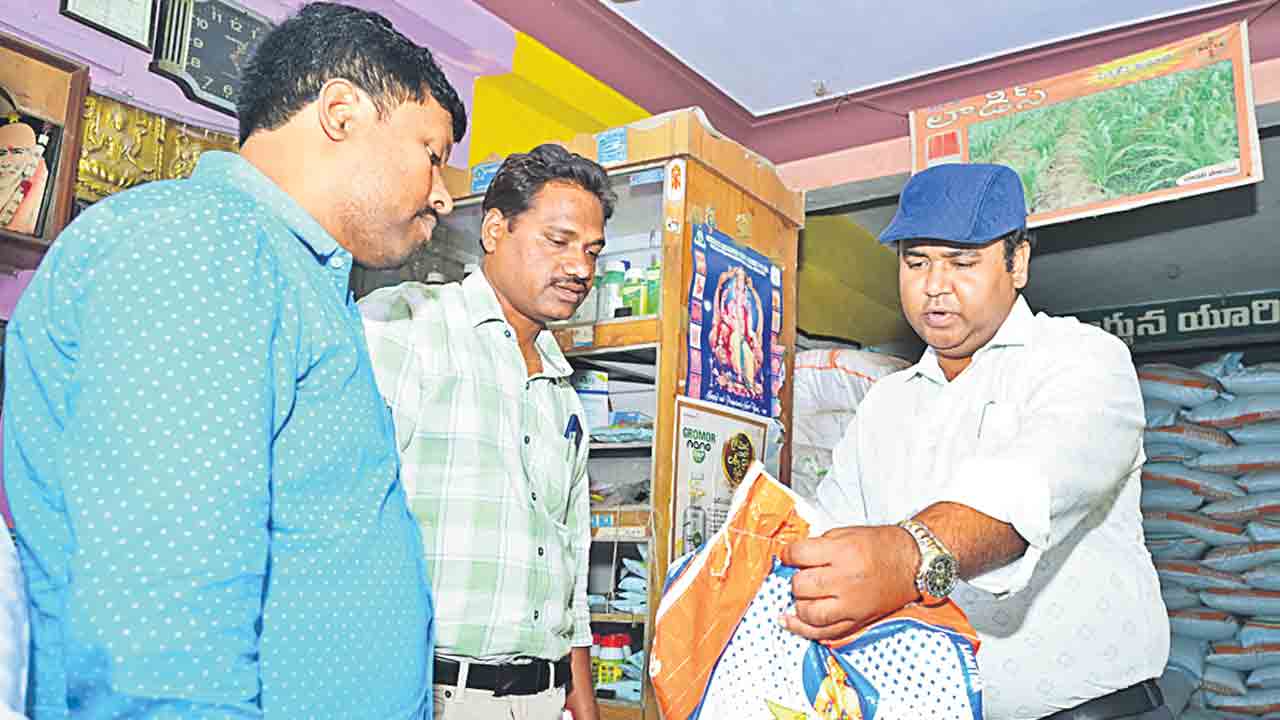 అందుబాటులో ఎరువులు, విత్తనాలు