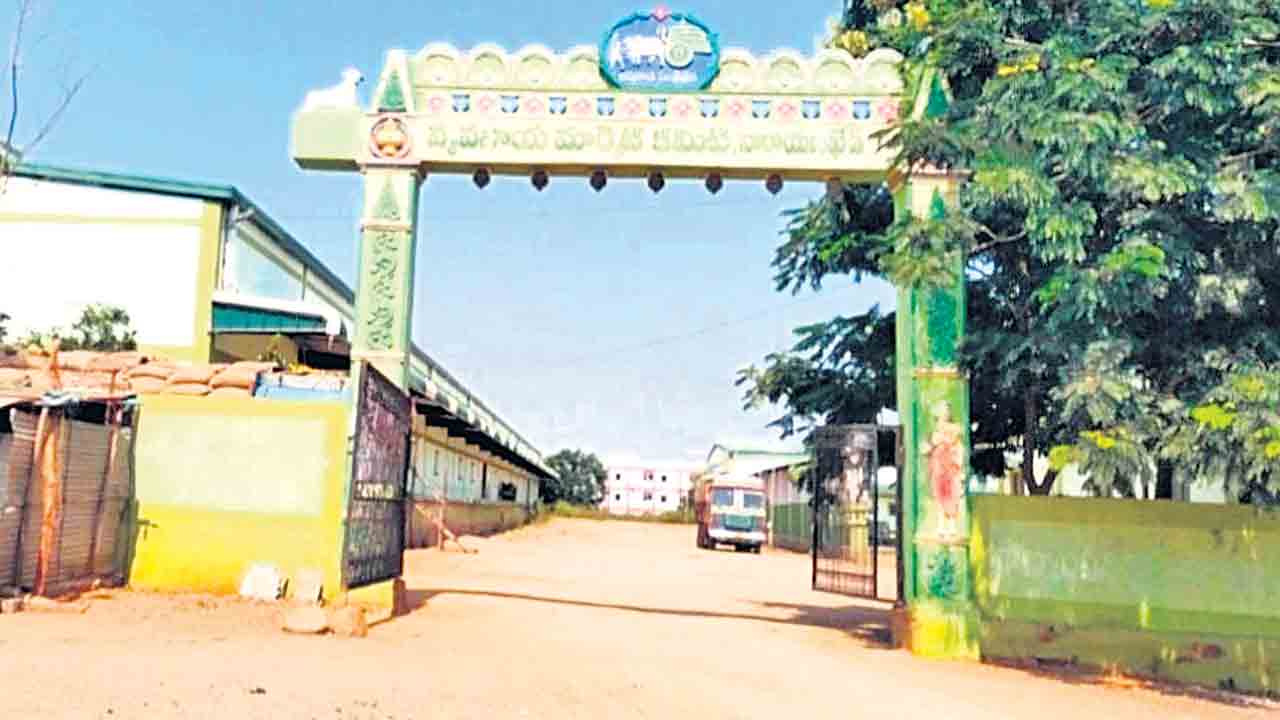 ‘ఖేడ్‌’ మార్కెట్‌ కమిటీకి గ్రహణం