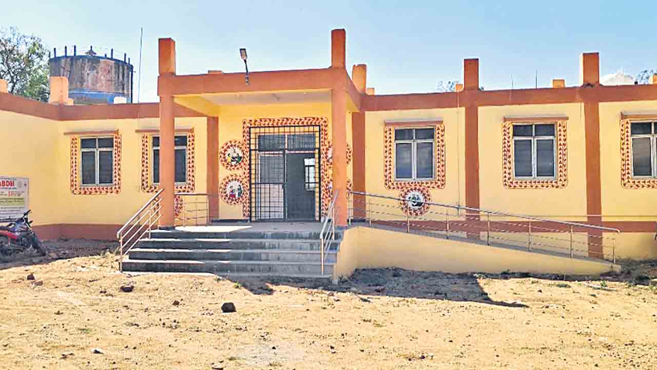 పాత భవనంలో..భయంభయంగా..