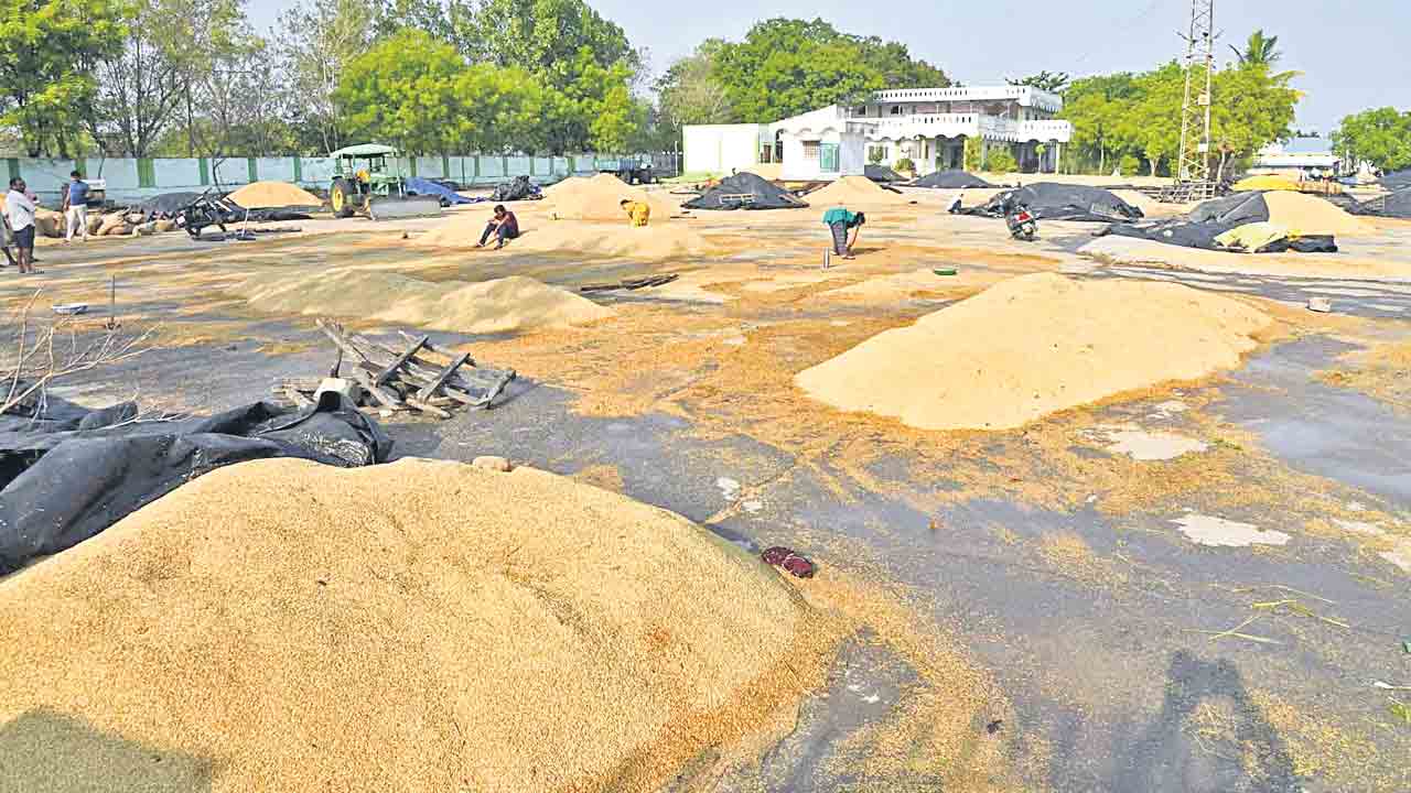 అకాల వర్షం.. అన్నదాత ఆగమాగం