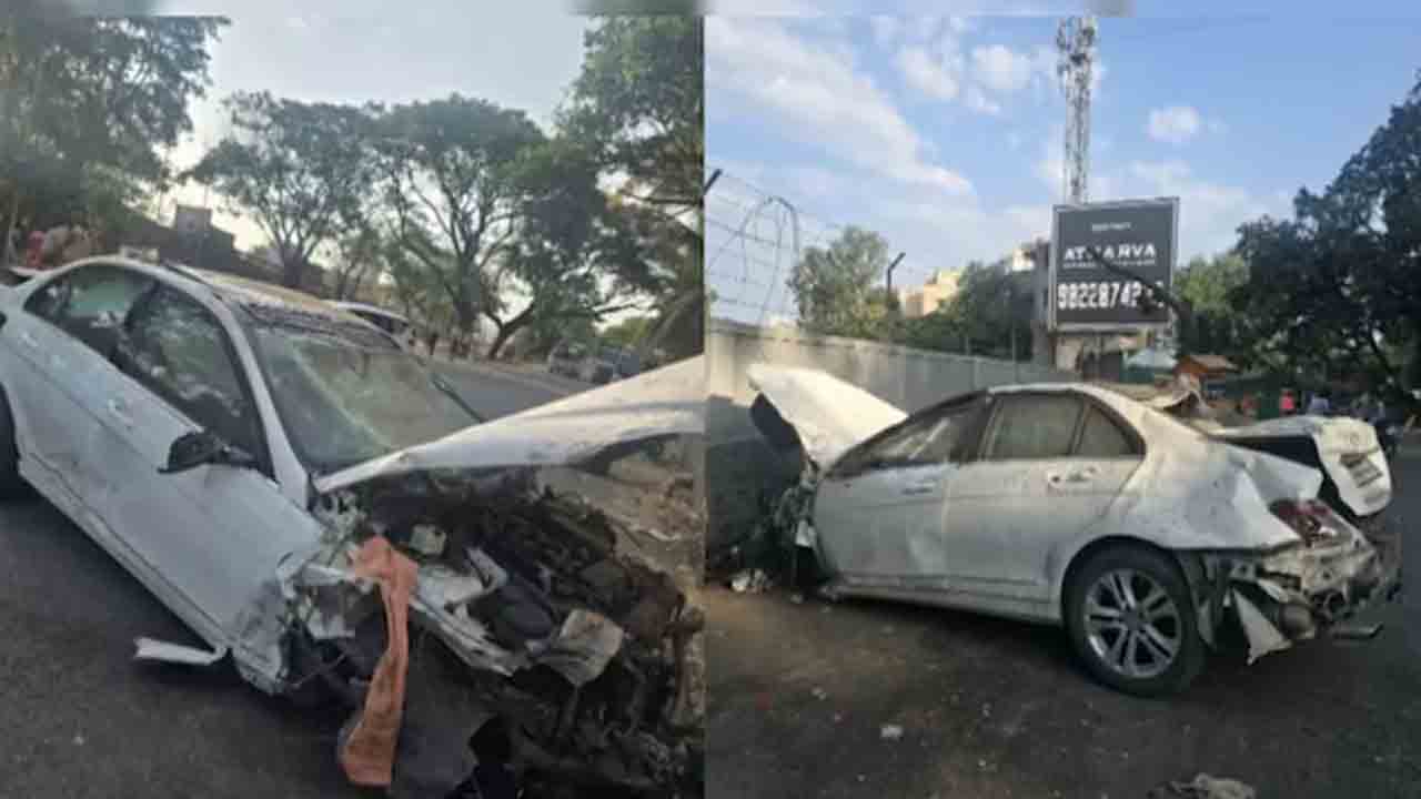 Car Rams Bike Falls Off Bridge | బైక్‌పైకి దూసుకెళ్లి.. వంతెన పైనుంచి పడిన కారు,   ఒకరు మృతి