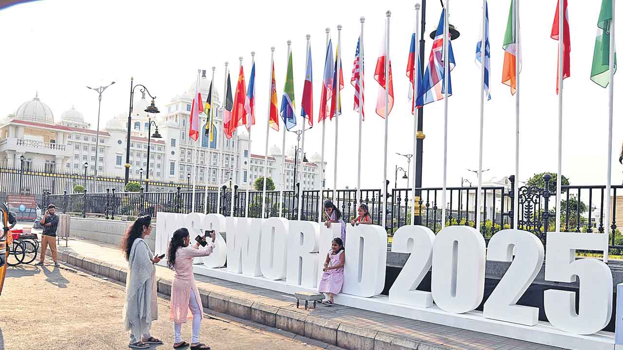 ముద్దుగుమ్మల సందర్శన లిస్ట్‌లో కేసీఆర్‌ ఫలాలు