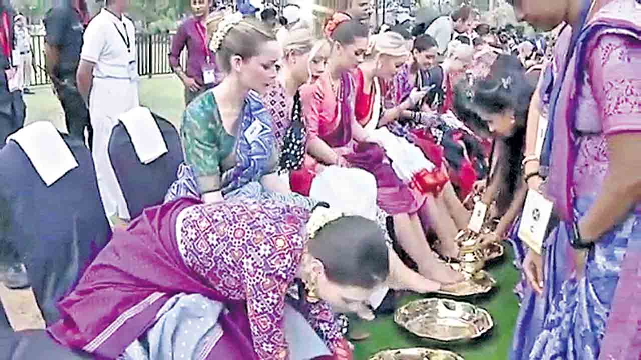 ఇదేనా మార్పు..? ఆడబిడ్డల ఆత్మాభిమానం సుందరీమణుల పాదాల దగ్గర పెట్టిన రేవంత్‌ సర్కారు..!