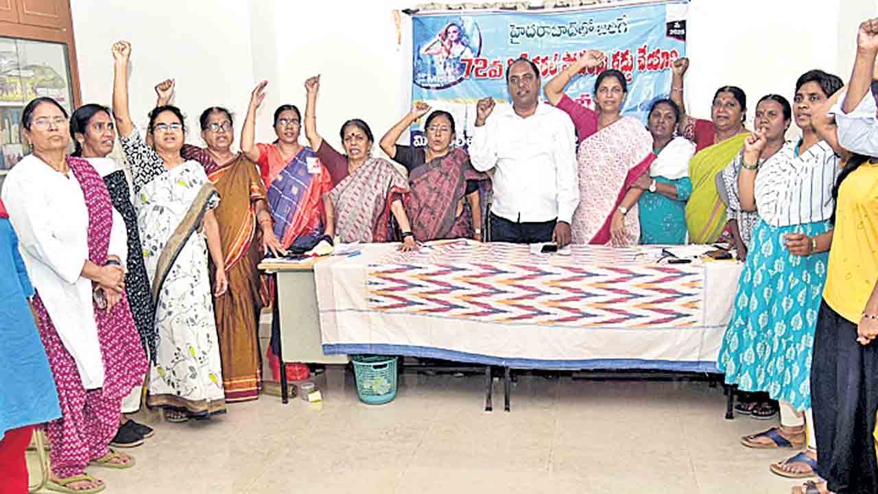 మహిళల ఆత్మగౌరవాన్ని కించపరుస్తున్నారు