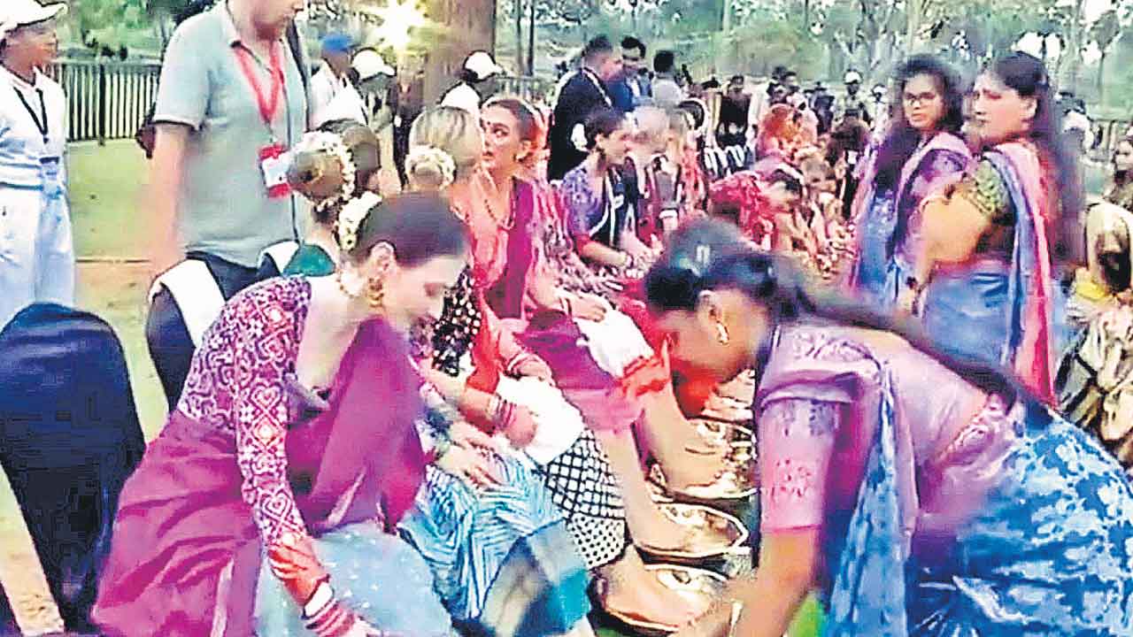 అడుసు తొక్కనేల.. కాలు కడుగనేల?