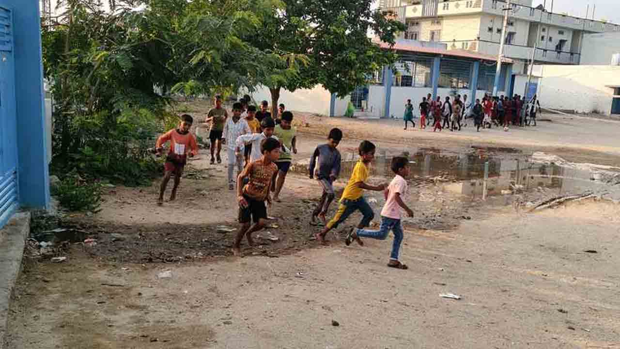 Mission Bhagiratha leakage | మిషన్ భగీరథ లీకేజీతో సమ్మర్‌ క్యాంప్‌ విద్యార్థులకు అవస్థలు