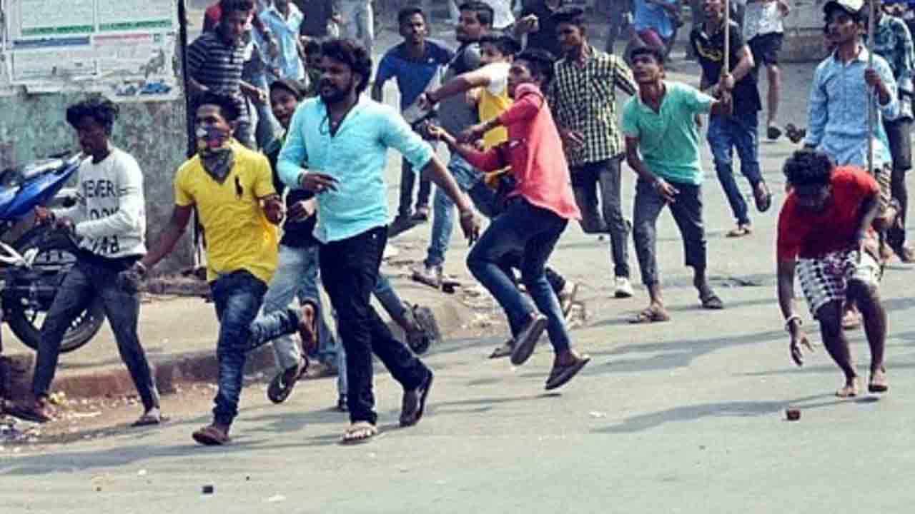 Mob Violence In Bihar | బీహార్‌లో రెండు చోట్ల చెలరేగిన హింస.. రాళ్లదాడుల్లో పోలీసులకు   గాయాలు