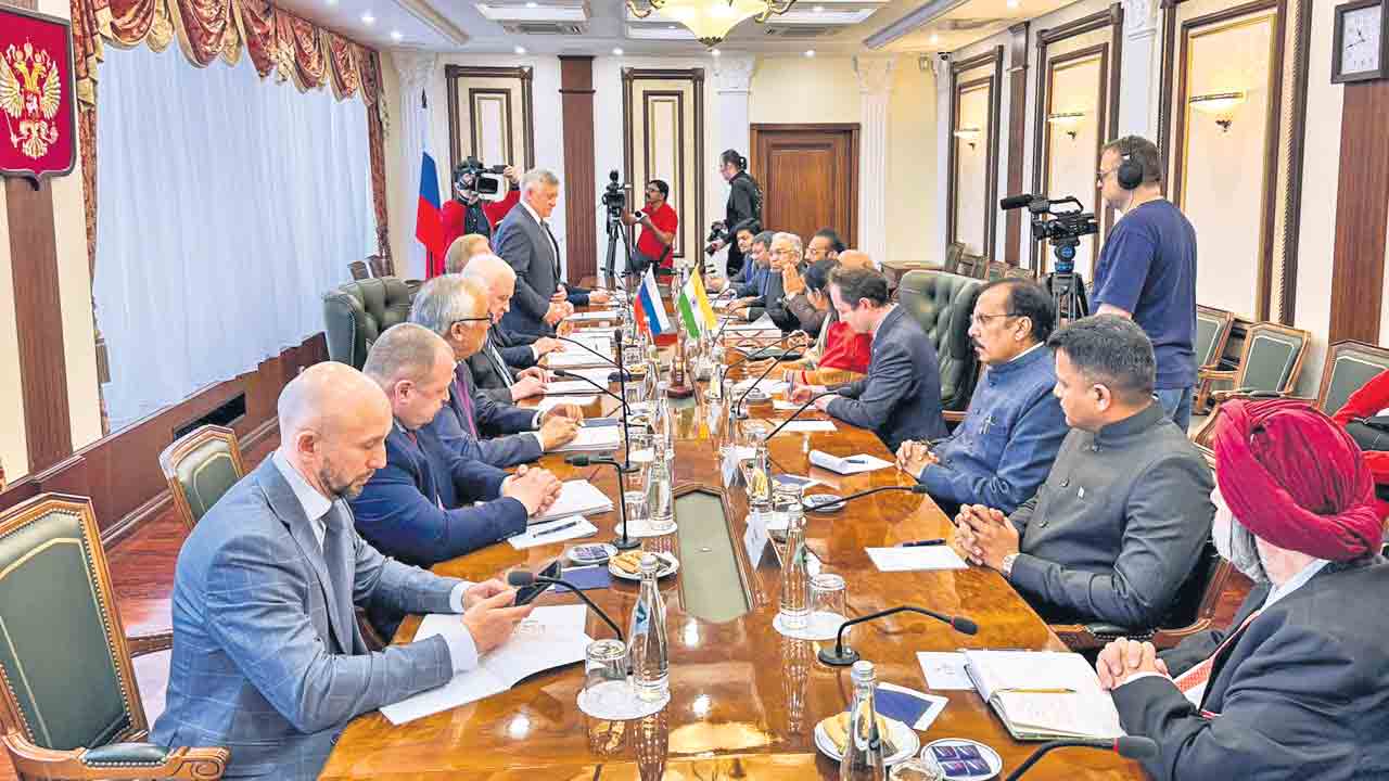 ‘ఆపరేషన్‌ సిందూర్‌’ఎంపీల విమానం గాలిలో చక్కర్లు