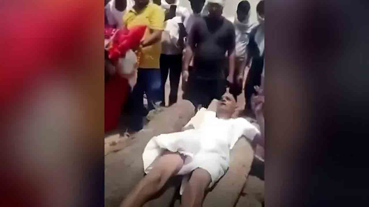 Mothers Cremation | నగల కోసం దహన సంస్కారాలను అడ్డుకున్న కొడుకు.. తల్లి చితిపై పడుకొని నిరసన