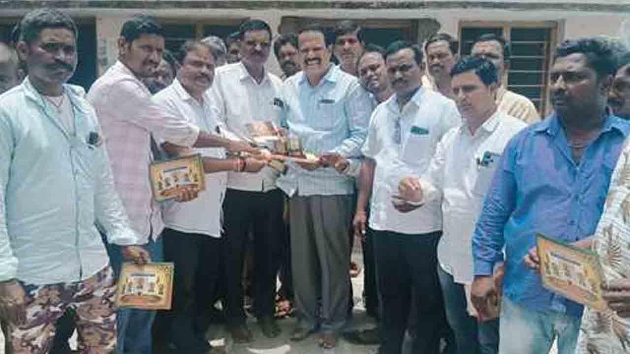 Huge donation | ఆలయాల నిర్మాణానికి ముదిరాజ్‌ల భారీ విరాళం