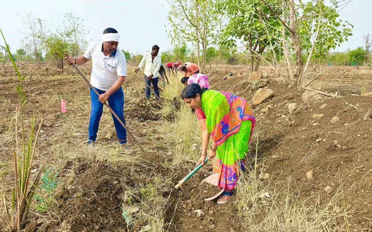 Adilabad : దినసరి కూలీగా మోడల్ విలేజ్ సర్పంచ్