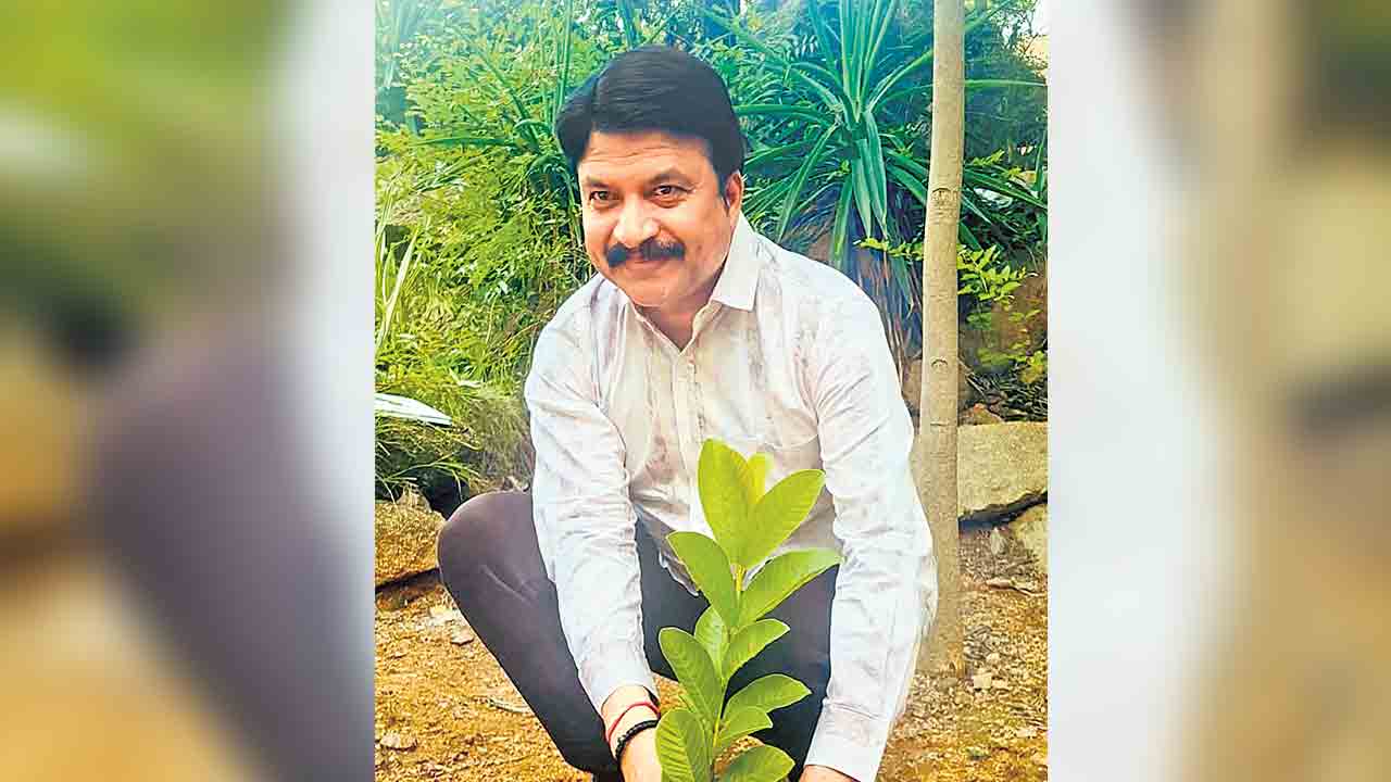 బడికి పంపేటప్పుడే మొక్కలు నాటాలి