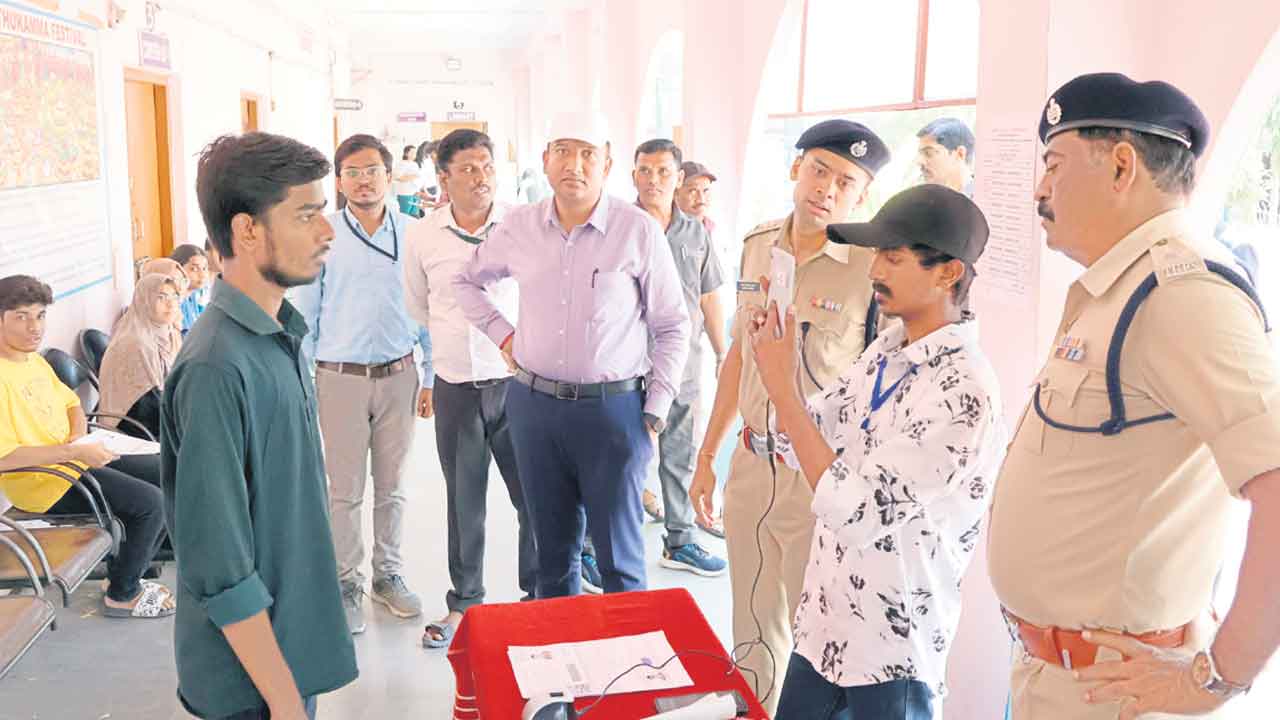 ప్రశాంతంగా నీట్‌.. పరీక్షా కేంద్రాల వద్ద భారీ బందోబస్తు.. సెంటర్లను పరిశీలించిన కలెక్టర్‌, ఎస్పీ