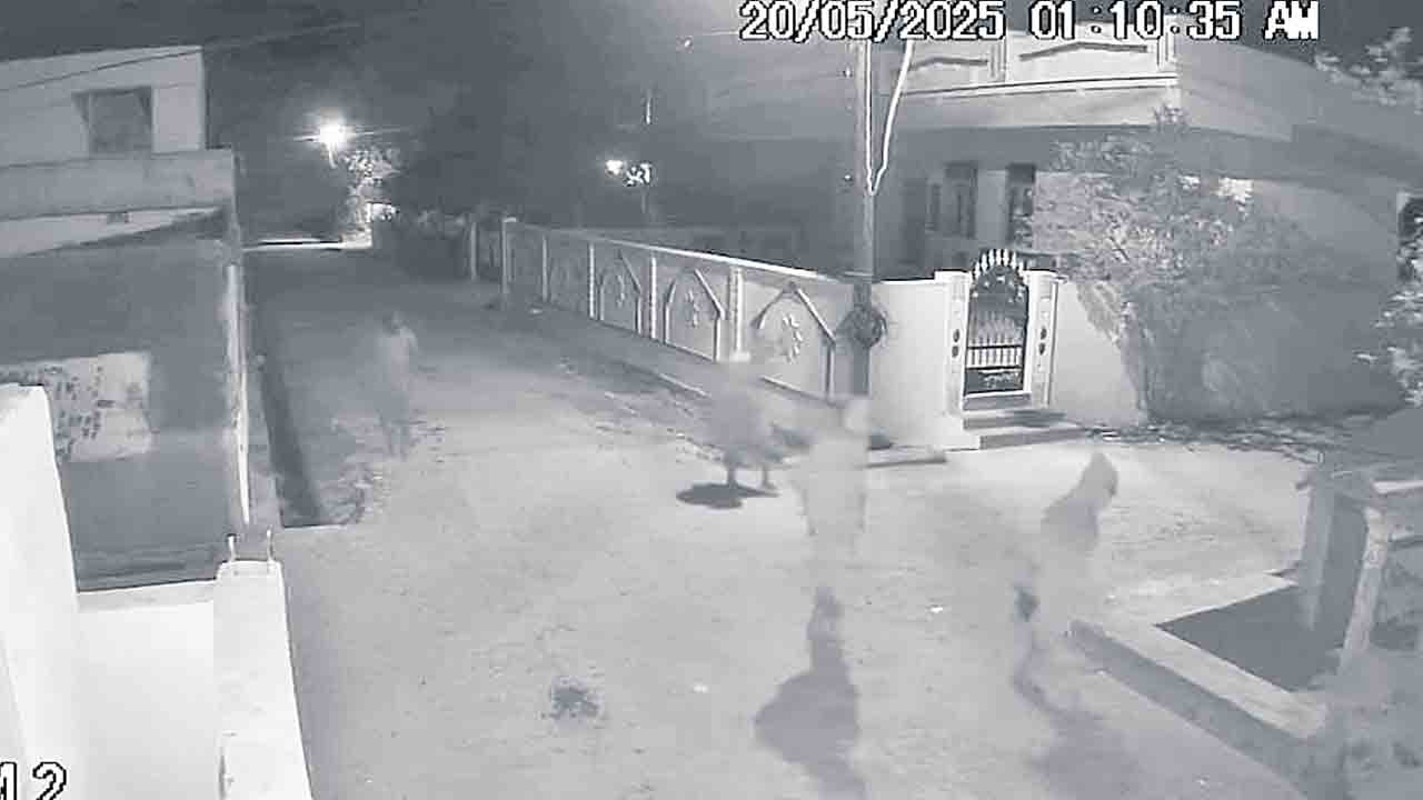 అర్ధరాత్రి కత్తులతో దొంగల హల్‌చల్‌