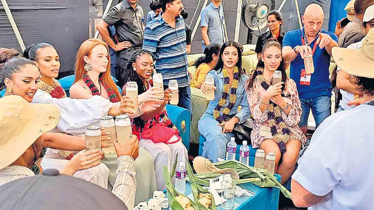 వావ్‌ నీరా.. వాట్‌ ఏ టేస్ట్‌.. నీరా, కల్లు, తాటి ముంజల రుచి చూసిన అందగత్తెలు