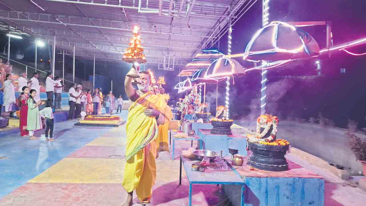 వివాదంలో నిత్యహారతి ఘాట్