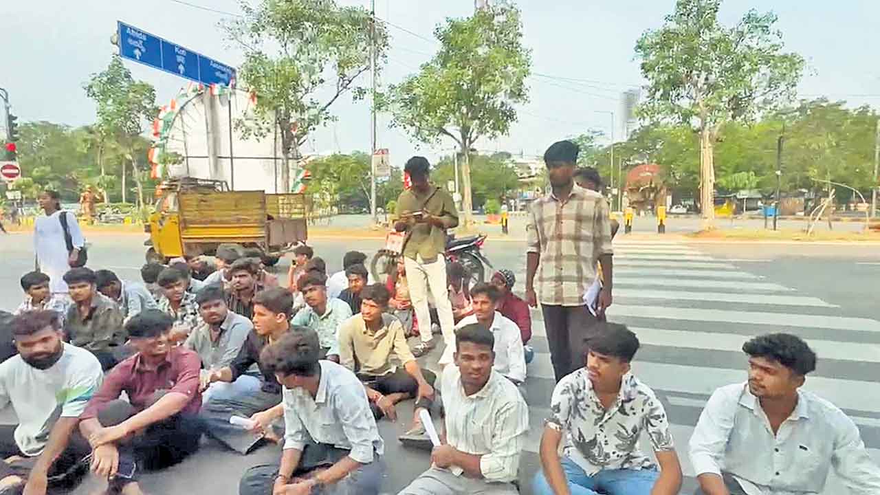 రోడ్డెక్కిన నిజాం కాలేజీ విద్యార్థులు