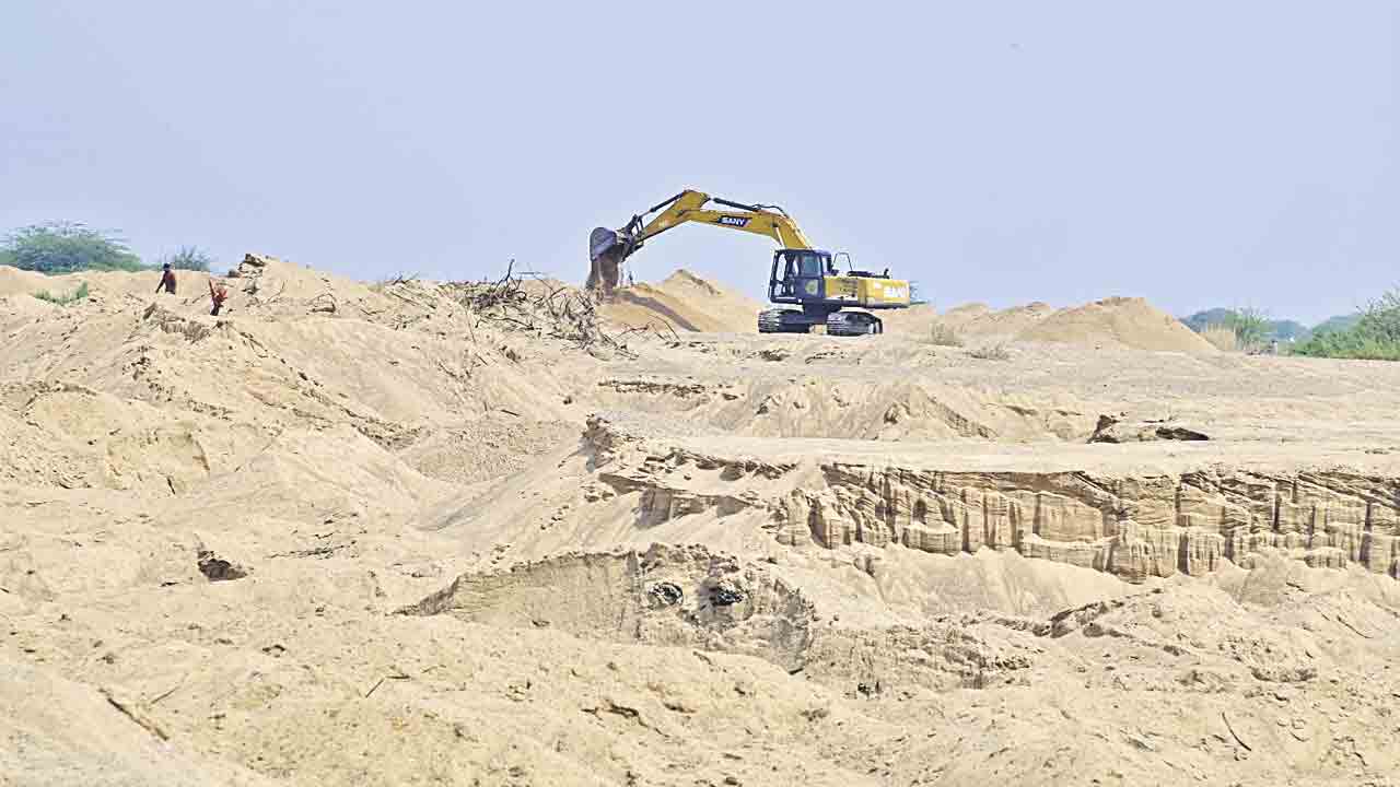 Manjeera River | ఇసుక మాఫియాకు అడ్డాగా మంజీర తీరం.. అనుమతులు లేకపోయినా ఇసుకాసురులు అక్రమ దందా