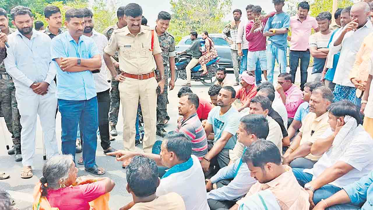 ధాన్యం కొనాలని రోడ్డెక్కిన రైతులు