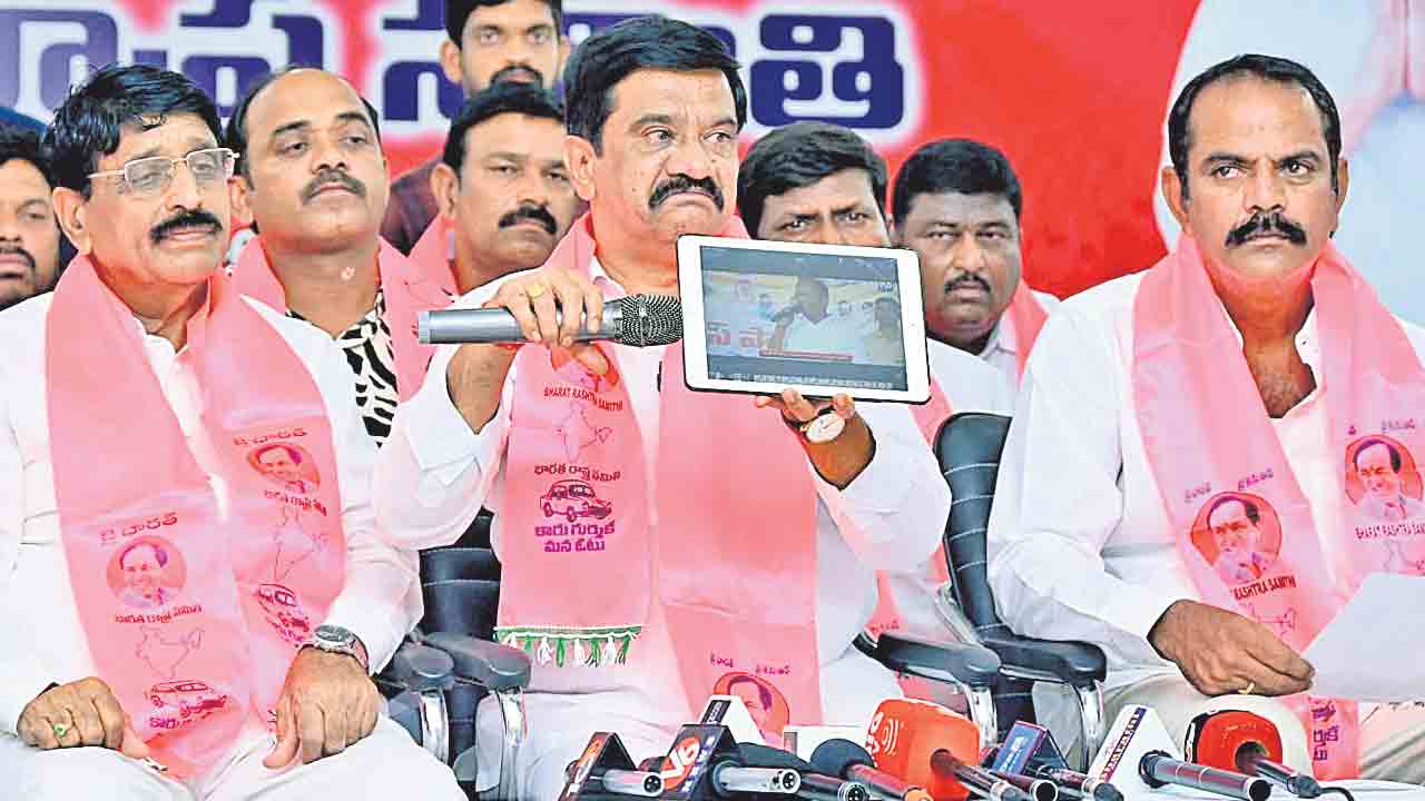 50 వేలిస్తేనే ఇల్లు ఇస్తరా.. లబ్ధిదారులను కాంగ్రెస్ నేతలే ఎంపిక చేస్తరా?