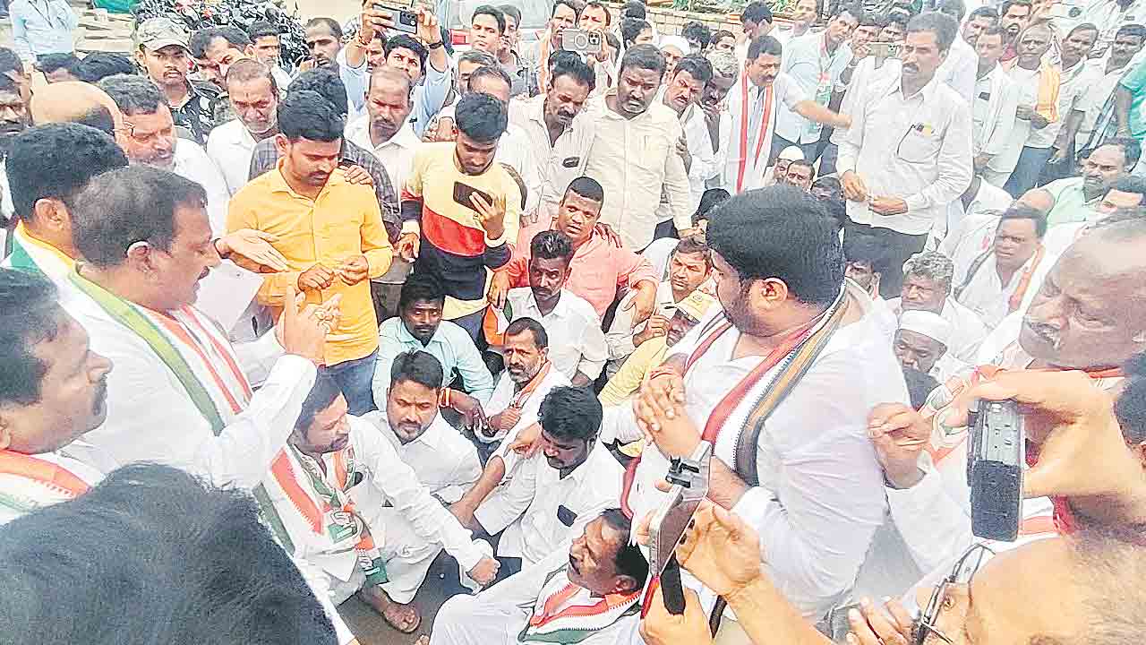 కాంగ్రెస్‌ సమావేశంలో ఫొటో రగడ