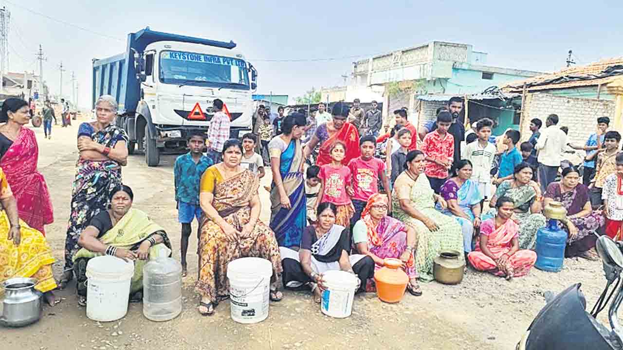 తాగునీటి కోసం రోడ్డెక్కిన మహిళలు