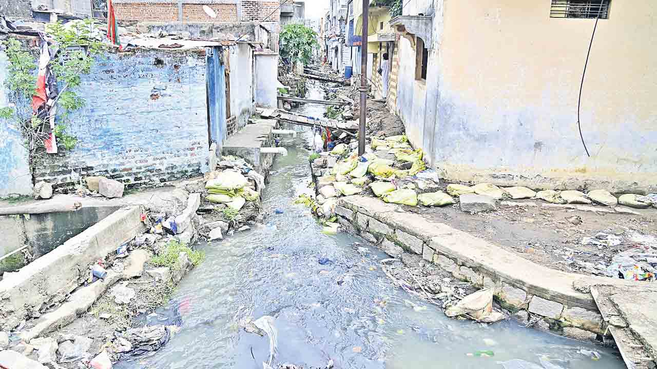 నోళ్లు తెరిచిన నాలాలు..
