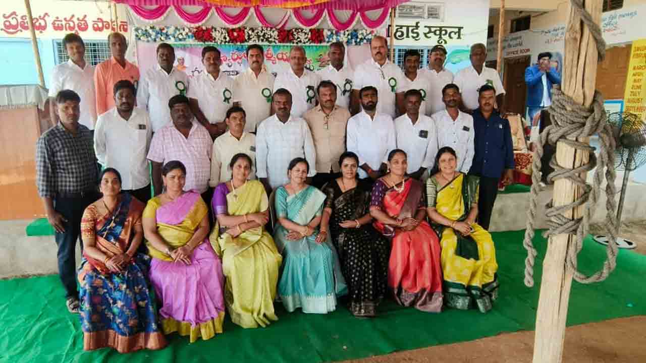 Alumni Students | మరికల్‌లో పూర్వ విద్యార్థుల అపూర్వ సమ్మేళనం