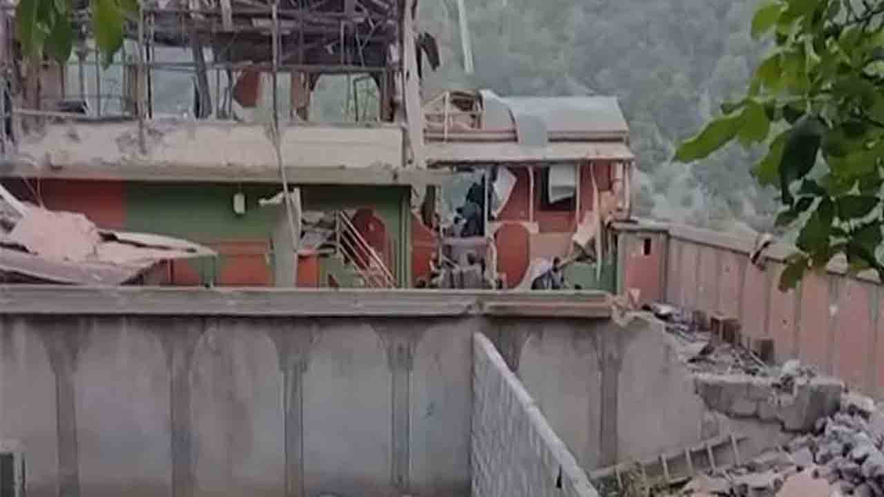 Air strikes | ఇక్కడ 10 నుంచి 15 క్షిపణులు ఢీకొట్టాయి.. భారత్‌ ప్రతీకార దాడులపై ముజఫరాబాద్‌ వాసులు